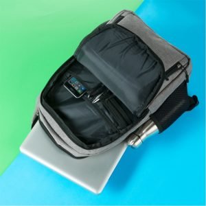 Mochila cinza em nylon